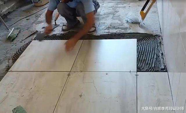 国外瓦匠真会偷懒，铺瓷砖都要用机器！1小时铺60㎡，国内瓦工不服！