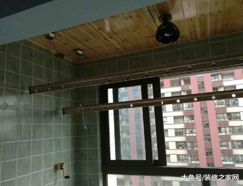 95平三房改造，陽臺和客廳中間只有半截墻，還挺好看的