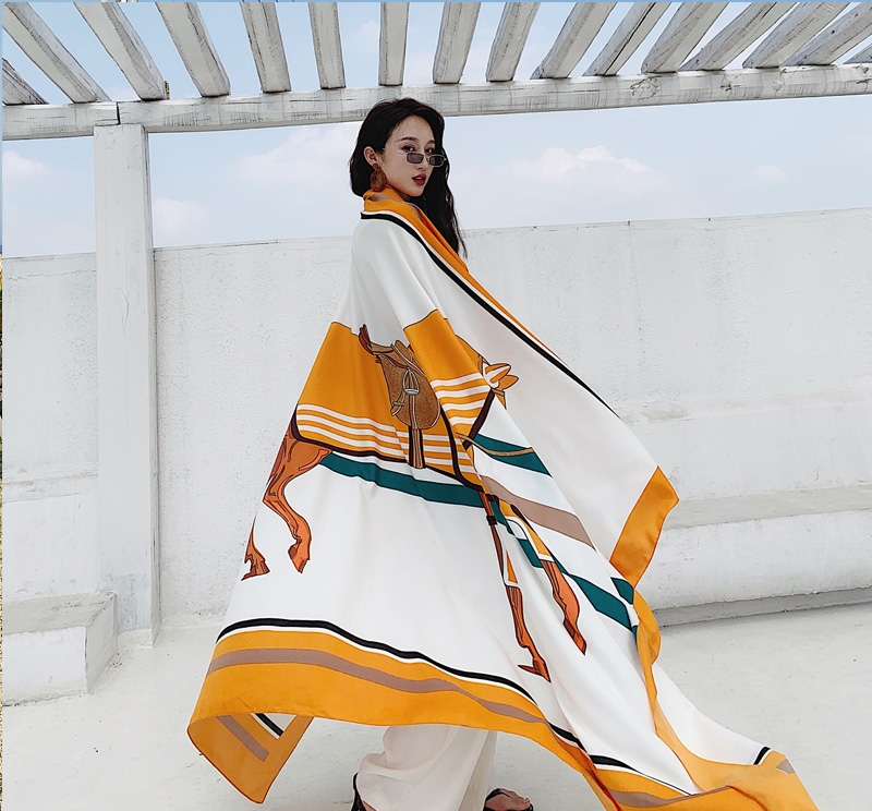 别再带老土“大围脖”啦！今秋流行这样的丝巾，出街时尚又吸睛