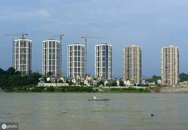 楼市风险越来越大，降价幅度越来越高，炒房人：房子不涨，我就亏钱