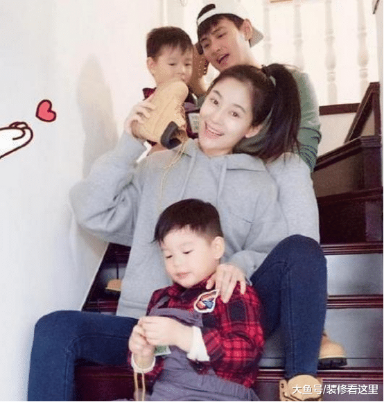 带你参观王媛的豪宅设计，房子面积超大，连楼梯都是实木打造