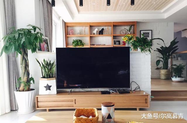 谁说电视就一定要挂在客厅墙壁上，你看看人家怎么做的，学学