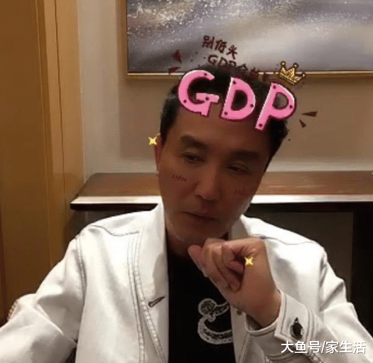 吴刚晒出一家人住的豪宅，家里放着自己年轻时照片，还真是帅呢