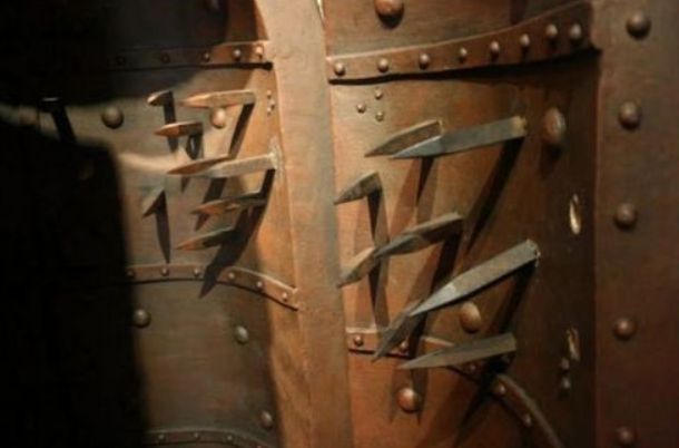 与之相比老虎凳更像是一种逼供的惩罚，一般女人是抵挡不住这样的疼痛的！