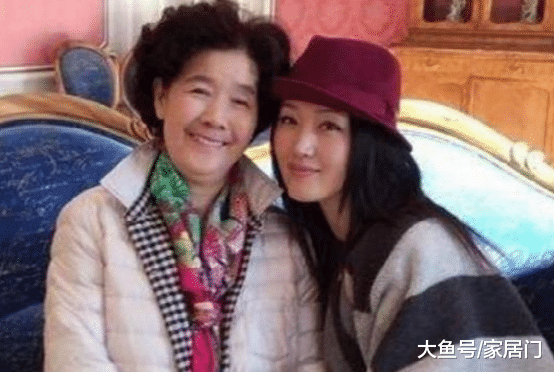 杨钰莹现实的家曝光，头次见在家刷粉色墙壁，装修太可爱了