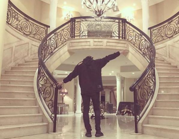 参观黄子韬如今住的豪宅，客厅还有回旋式楼梯，一看就知捞金不少