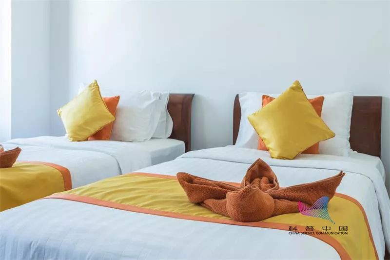 酒店客房床尾为什么要放一块布？很多人都不清楚…