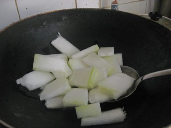 冬瓜炒虾皮，特别好吃，老人小孩都爱吃