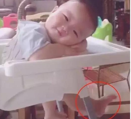 妈妈喂完宝宝, 自己赶忙吃饭, 回头看到宝宝的眼神, 再累也都值了