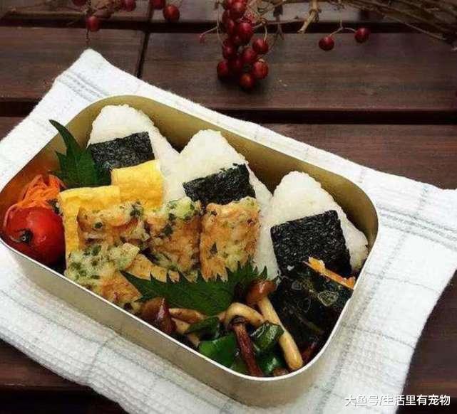 日本學生花式炫耀午餐，中國學生放出幾張圖，日本人啞口無言！