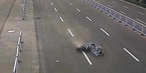 安阳男子骑摩托带女高速行驶中侧翻，摔出数十米远，女子当场死亡