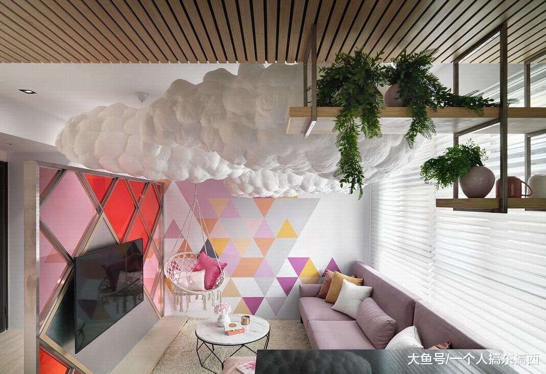 頭次見客廳吊燈這樣裝，真是長見識了