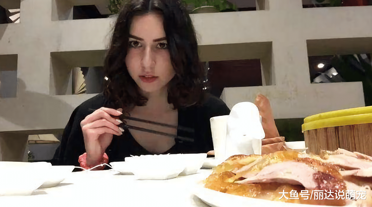 英国美女去重庆游玩，被餐馆奇特操作吓到：中国速度真的不一般！