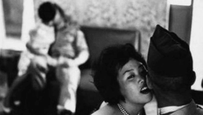 战败后的日本有多惨？粮食缺乏，女人沦为妓女！