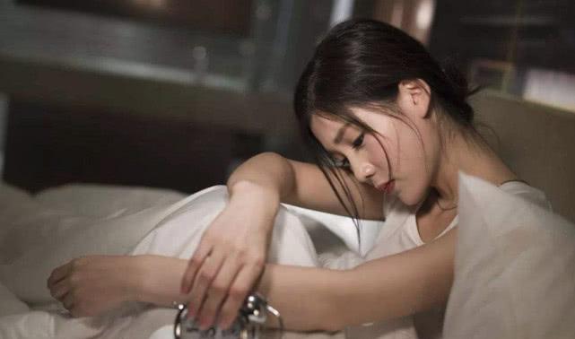 为什么睡觉不要头朝西？这并不是迷信，听完专家解释明白了！