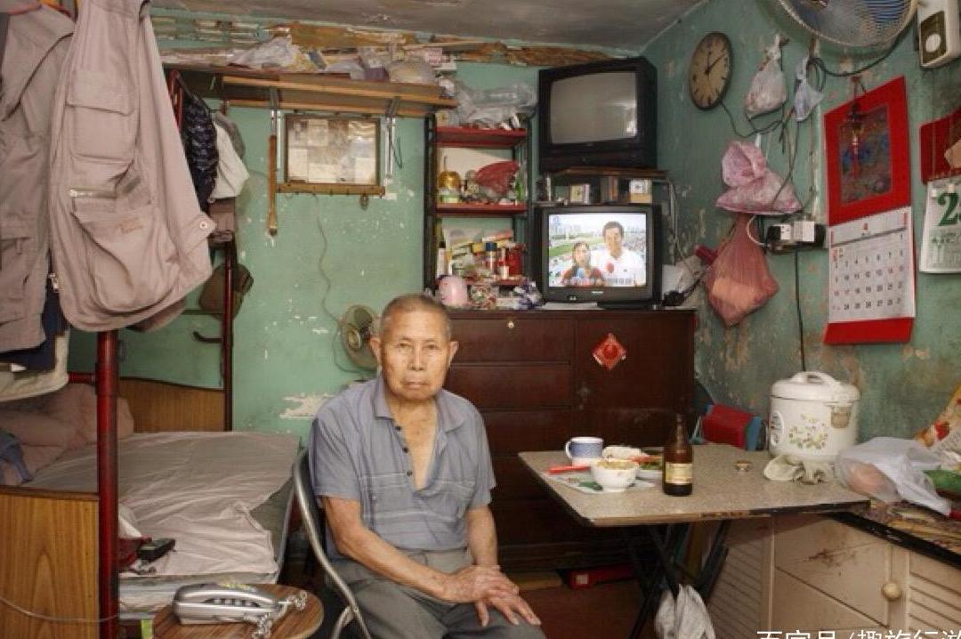 香港的房价那么高，十几个人挤一个屋子，为什么不来内地买房？