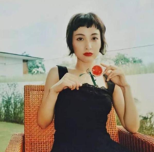 ?带你参观吴昕住的豪宅，家里装修也太＂土＂了，尤其是客厅电视墙