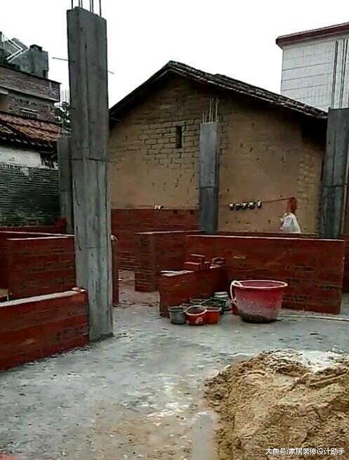地皮太小占了一点公地建房导致门前路窄不能过车, 被邻居埋怨缺德