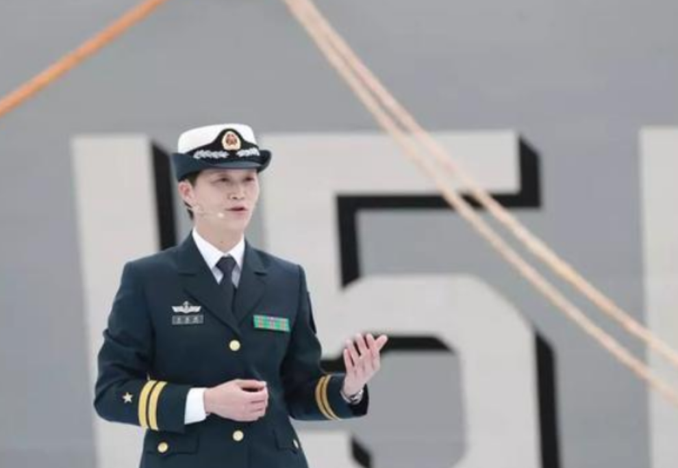 中国第一位美女舰长：放弃百万年薪，果断投笔从戎，太气魄！