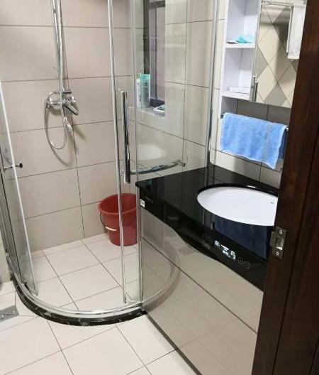 头一次见卫生间热水器不挂墙上，这样放太聪明，“好看”又不占地