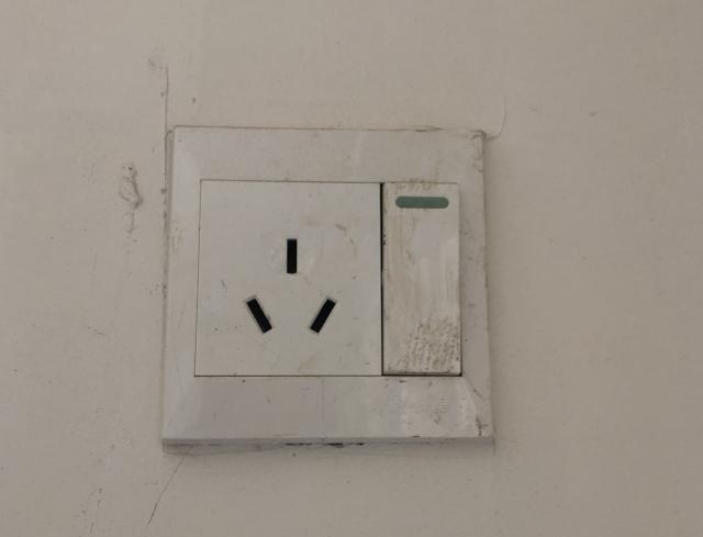 新房安装墙壁插座，很容易把墙面污染，试试这几种方法！
