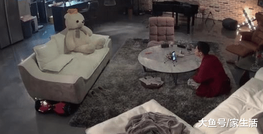 晒晒刘宪华如今住的豪宅，装修非常新潮，头次见用水泥做地板