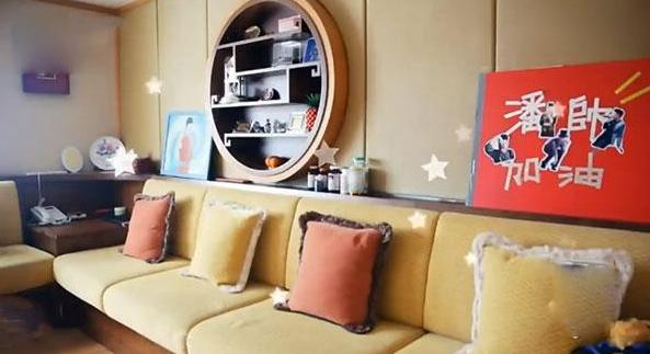 参观潘玮柏现实中的家，卧室里堆着纸皮箱，估计有半年没收拾过了