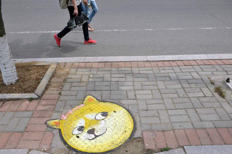 美术生“大胆”刷街，这一次“难逃”的是井盖，网友：爱了大佬