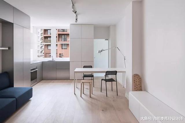 只是个带阳台的房间，改造成一套30㎡单身公寓，沙发背景墙是床