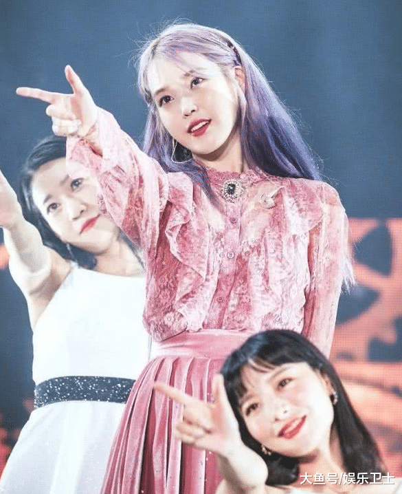 具荷拉去世当晚,她与雪莉共同好友iu正开演唱会,接获消息后反应令人