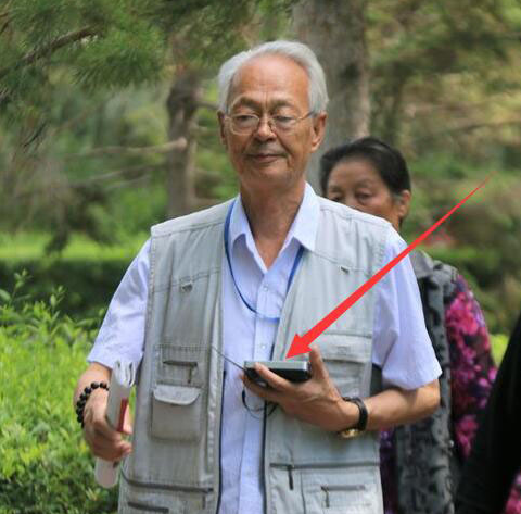 用收音机听广播已经成为老人的乐趣了，孝顺儿女们知道吗？