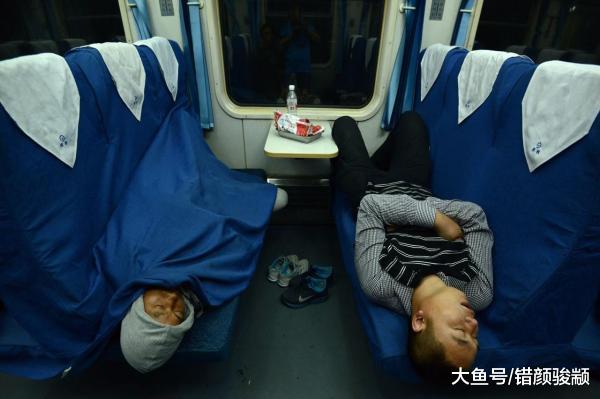 農民工春運火車硬座上的銷魂睡姿，背后是心酸與無奈