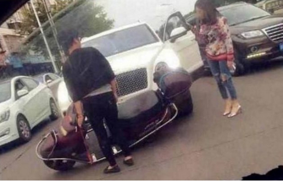 广西一男子骑电动车撞上宾利，看到女司机的脚后笑了，网友: 不慌