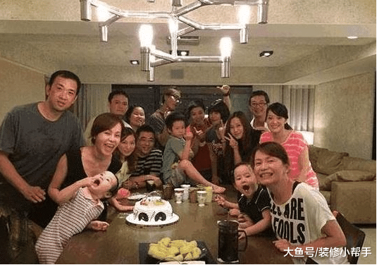 歌手彭佳慧现实的家，衣服买太多了，在走廊都要装衣柜来收纳