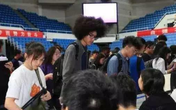 清华开学，大神齐聚！还在看武亦姝柯洁？这位“爆炸头”什么来历