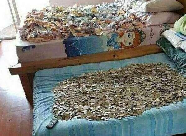 床底下也要经常打扫，一女子掀开床垫，无法淡定了