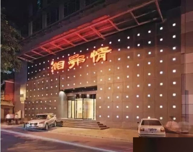 餐饮首富从4张桌子干到身家40亿，却躲到国外不敢回来