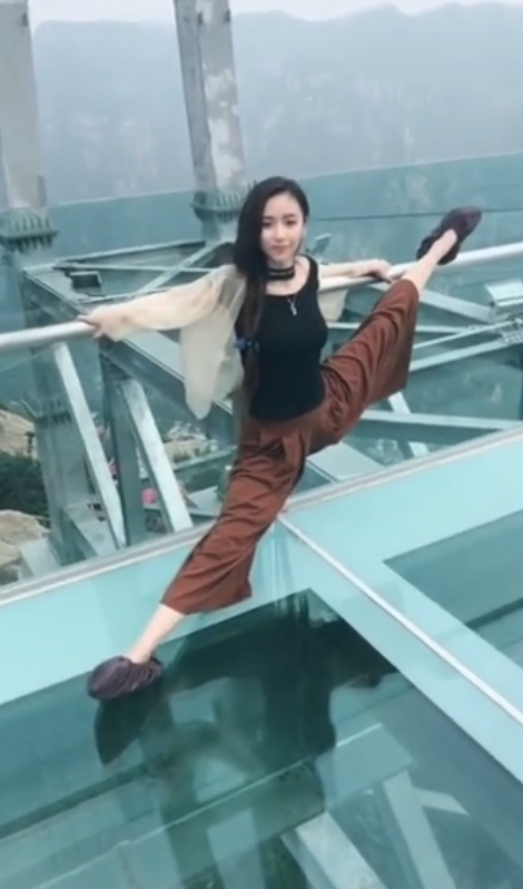 这美女一看就不恐高，活着不好吗？