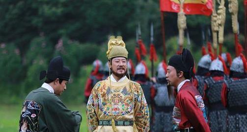 孔府中藏有明朝汉服，服装上的图案是“斗牛”，一般人不认识