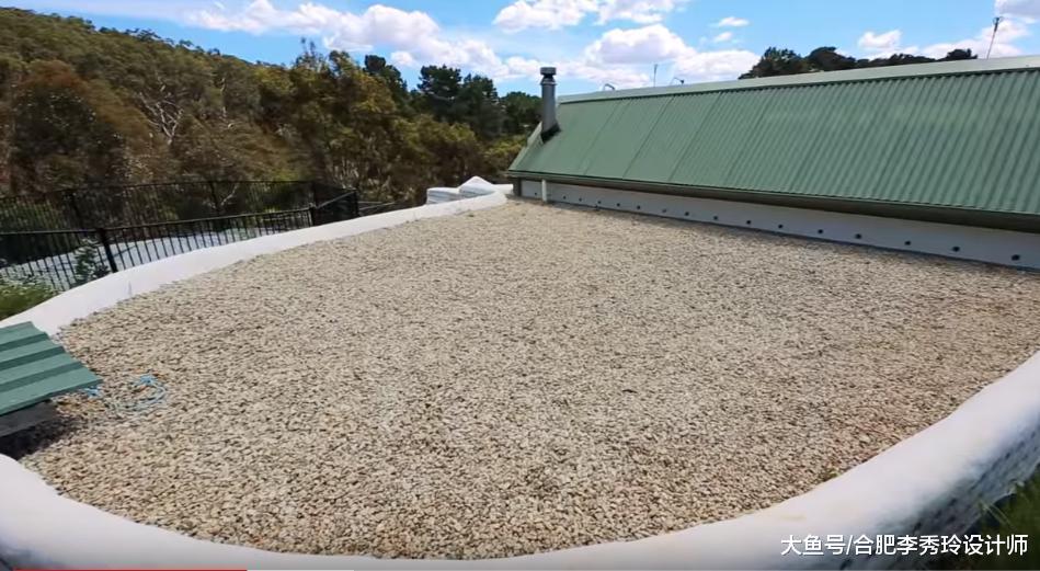 70㎡乡村小屋, 远看像一条船! 玻璃围个花房, 入户门用玻璃瓶砌, 有创意