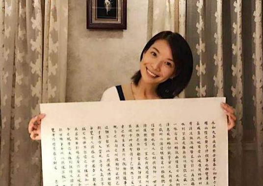 参观栗坤现实的豪宅，沙发边都带雕纹，一手书法太厉害了