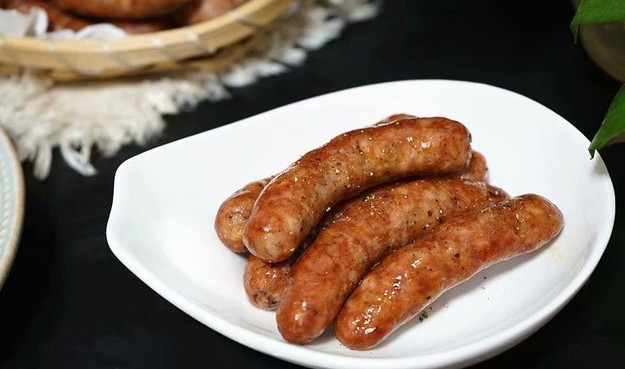教你制作脆皮烤肠，外皮香脆，真材实料无添加，一次吃五根才过瘾