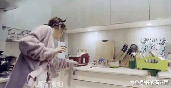 鄧莎現實的豪宅，客廳面積超大，但是裝修卻很一般
