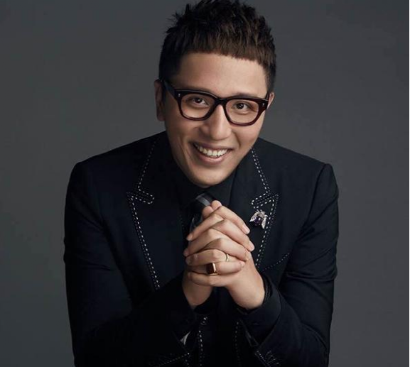 晒晒华少住的豪宅，室内装修有多气派？光衣帽间就塞满名牌服饰