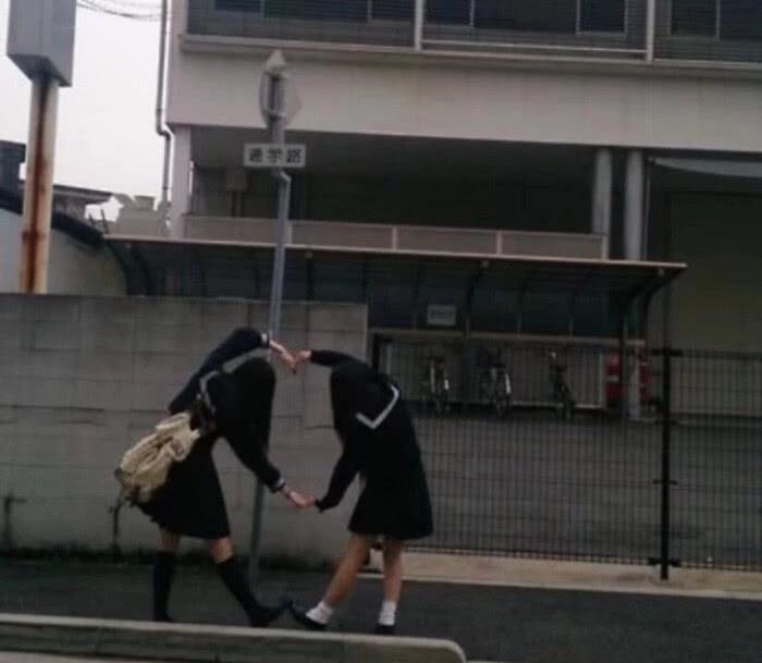 网易云热评：公开投票选班花，相貌平平的同桌说：再过几年……