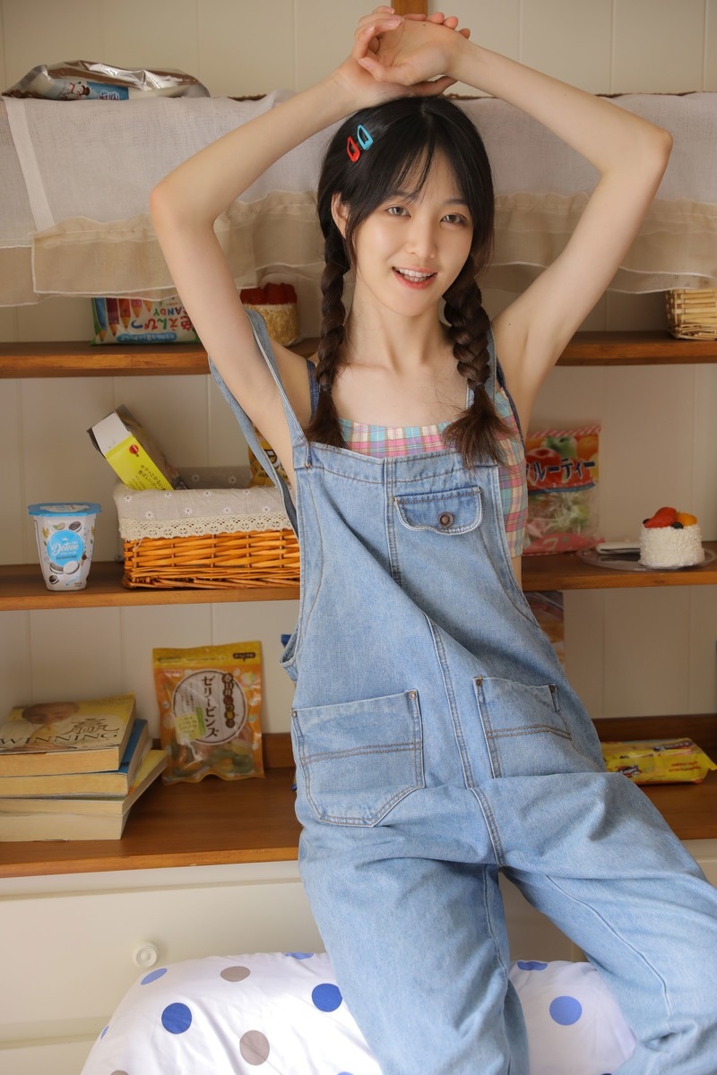 摄影：居家尤物酥胸美腿惹火背带裤 性感裹胸私房唯美写真