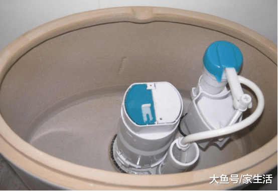 马桶水箱两个按键你会用吗？不少人都做错了，水费白交了不少钱