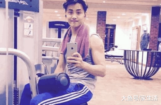 马天宇晒出自己家房子，衣服横七竖八扔地上，保姆也不请一个吗？