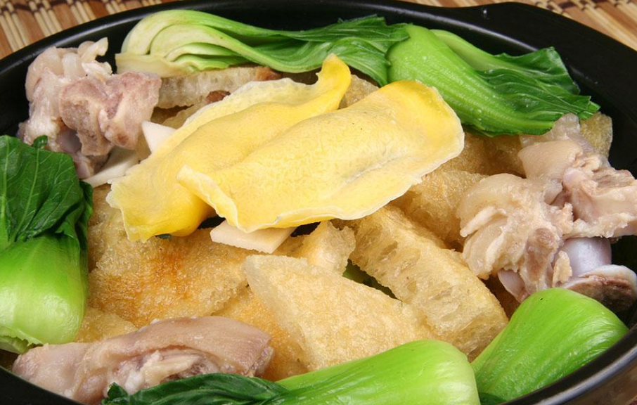 许多人习惯于在买肉的时候扔掉肉皮，但他们不知道肉皮是一种很好的营养和保健产品