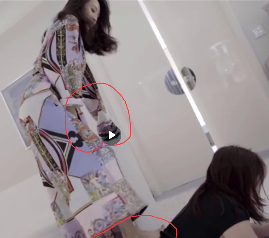 章子怡穿睡衣踩在女助理身上按摩！露出大腿的那一刻暴露了教养！